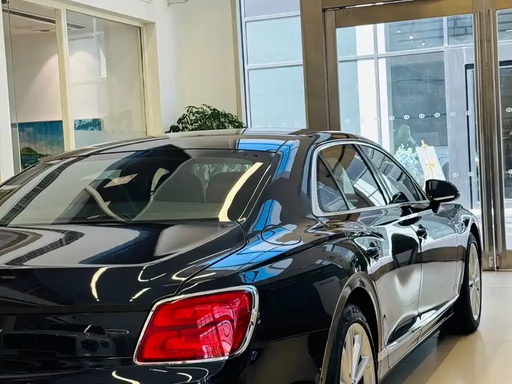 Bentley Flying Spur — фото 9