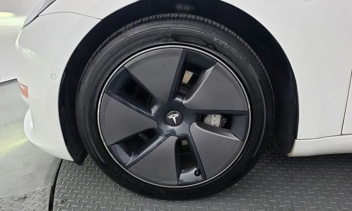 Tesla Model 3 — фото 10
