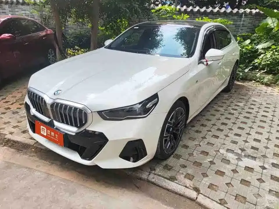 BMW 5 Series — фото 1
