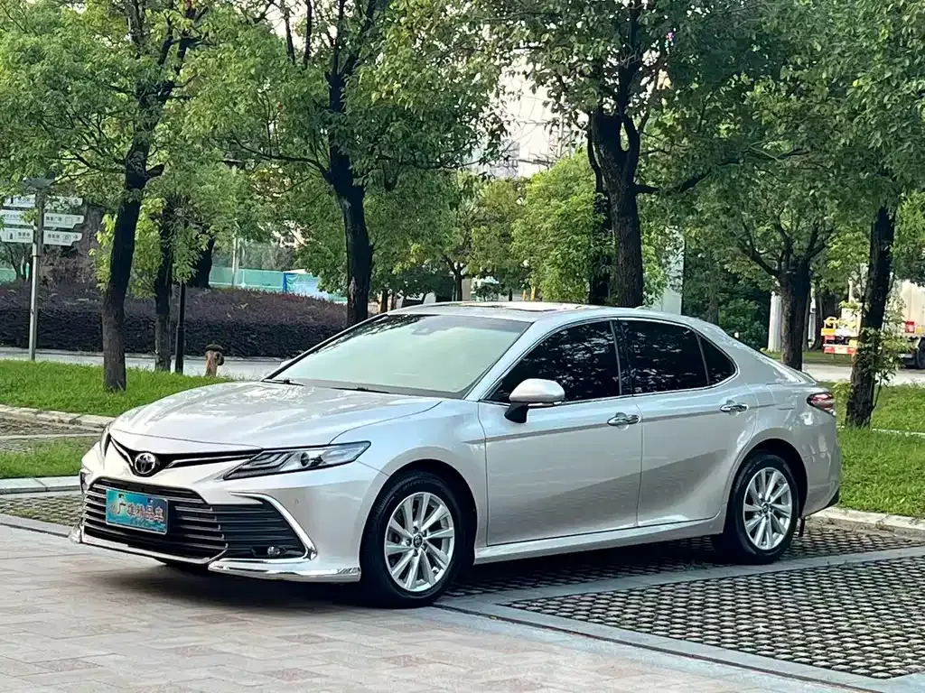 Toyota Camry — фото 1