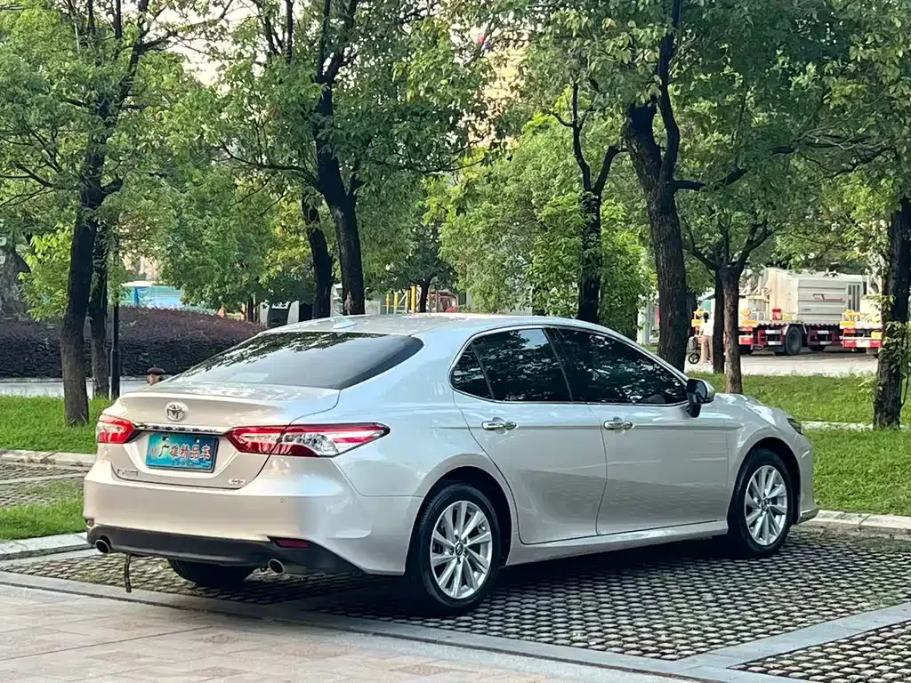 Toyota Camry — фото 2
