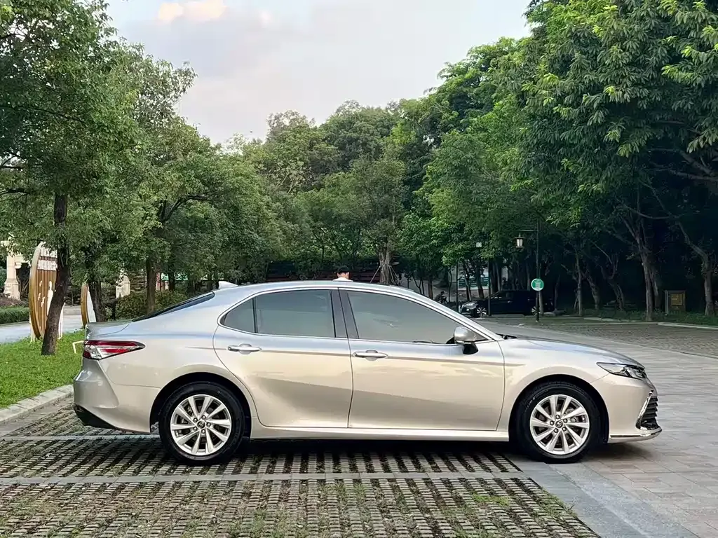 Toyota Camry — фото 10