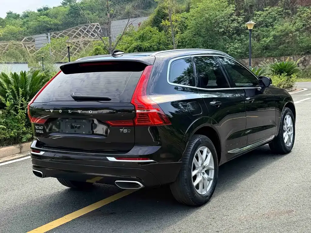 Volvo XC60 — фото 8
