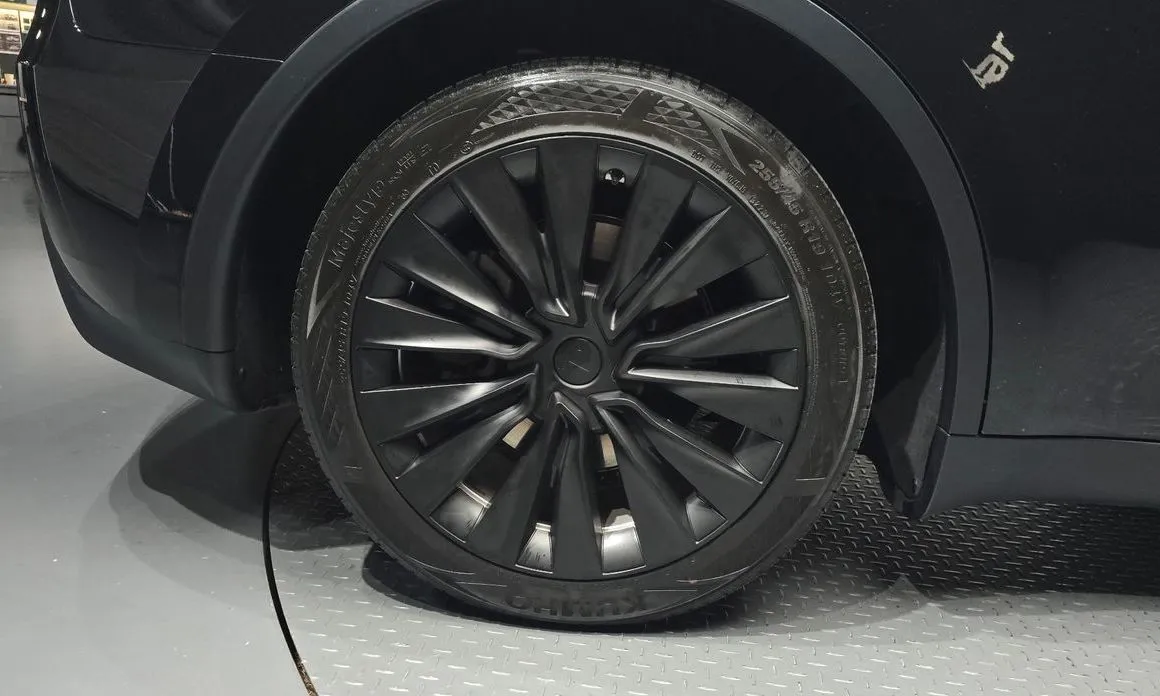 Tesla Model Y — фото 10