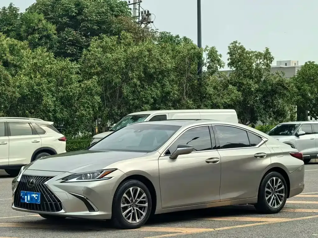 Lexus ES — фото 1