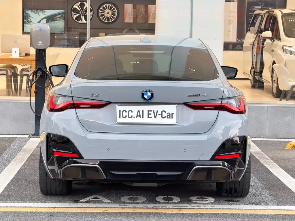 BMW i4 — фото 9