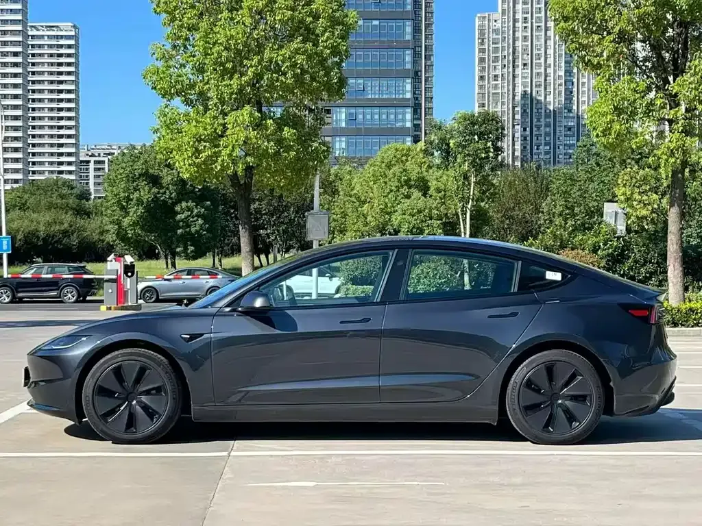 Tesla Model 3 — фото 9