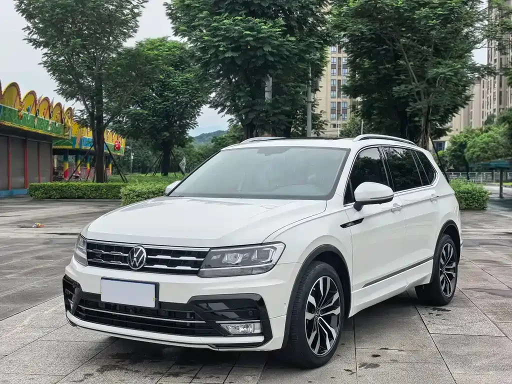 Volkswagen Tiguan L — фото 1