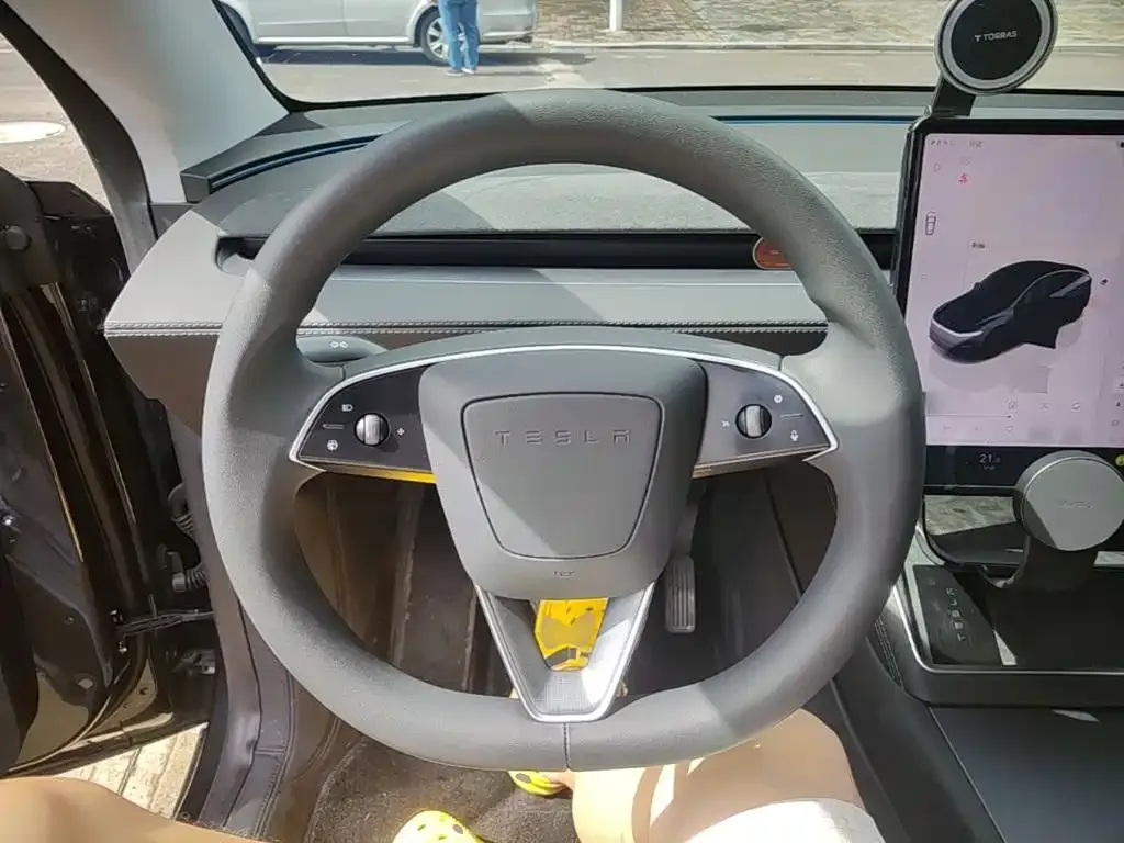 Tesla Model Y — фото 10