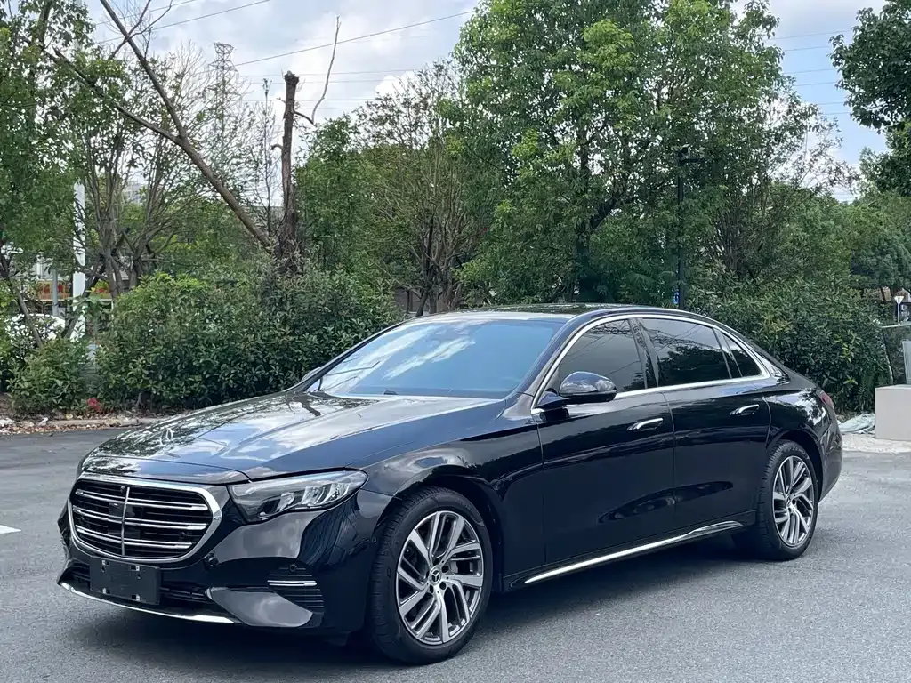 Mercedes-Benz E-Class — фото 1