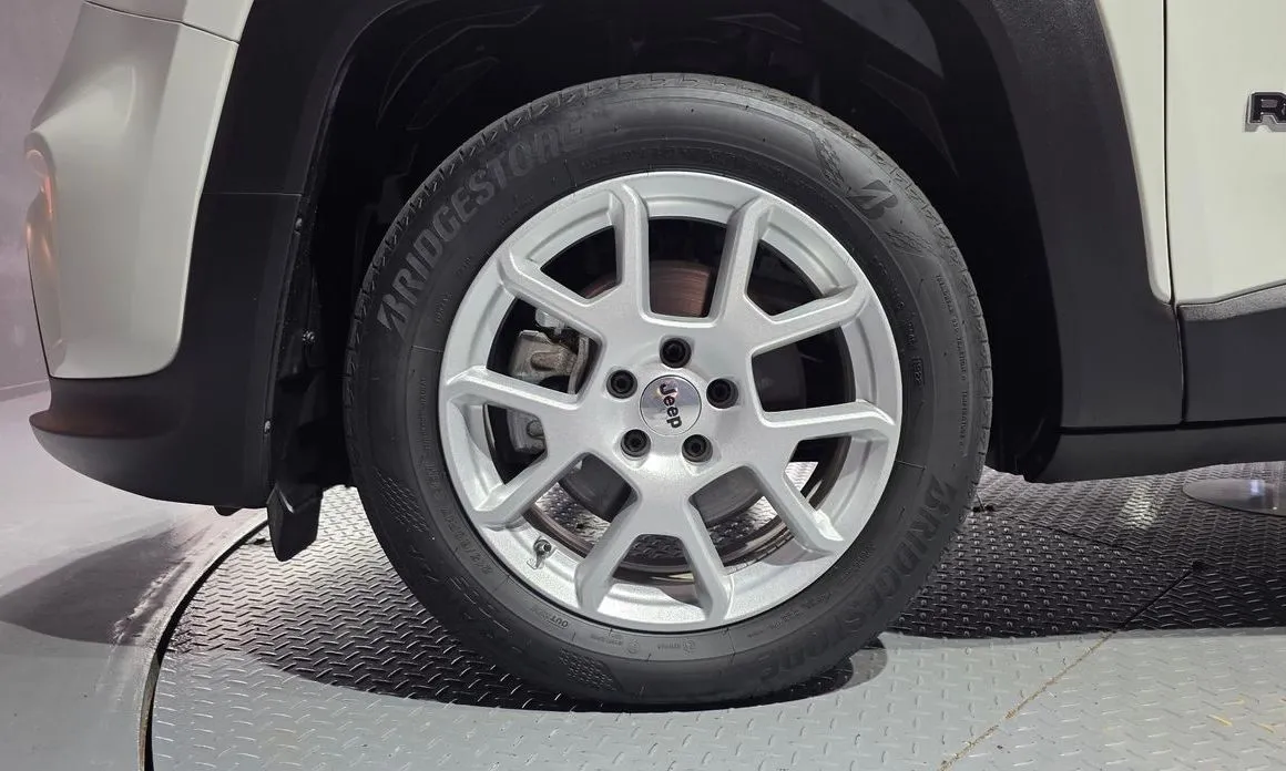 Jeep Renegade — фото 10