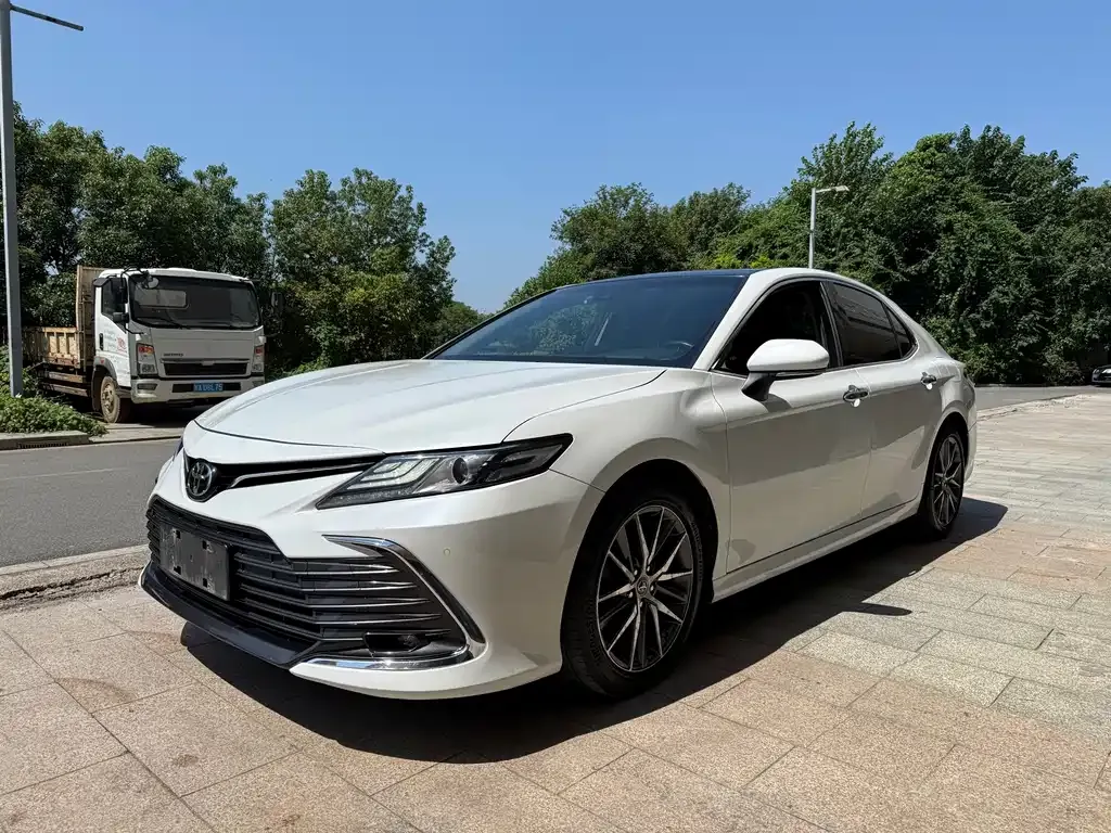 Toyota Camry — фото 1