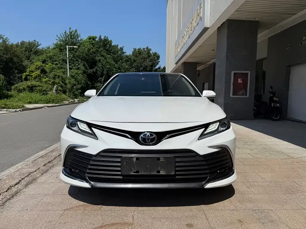 Toyota Camry — фото 2