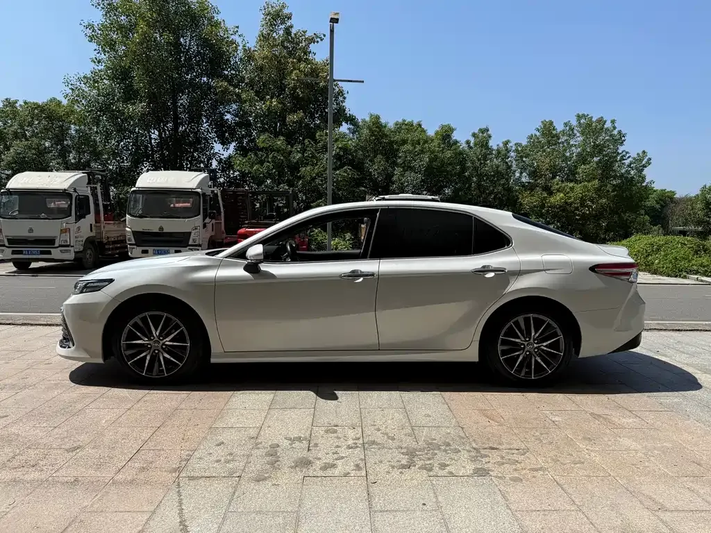 Toyota Camry — фото 9