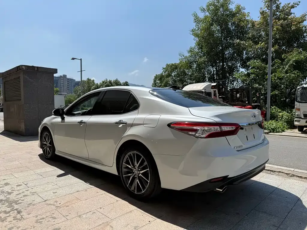 Toyota Camry — фото 7