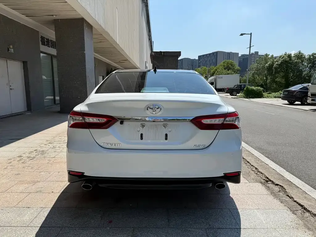 Toyota Camry — фото 3