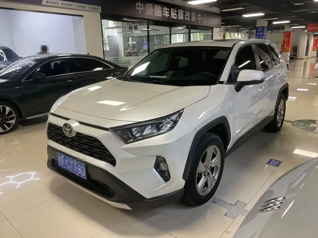 Toyota RAV4 — фото 1