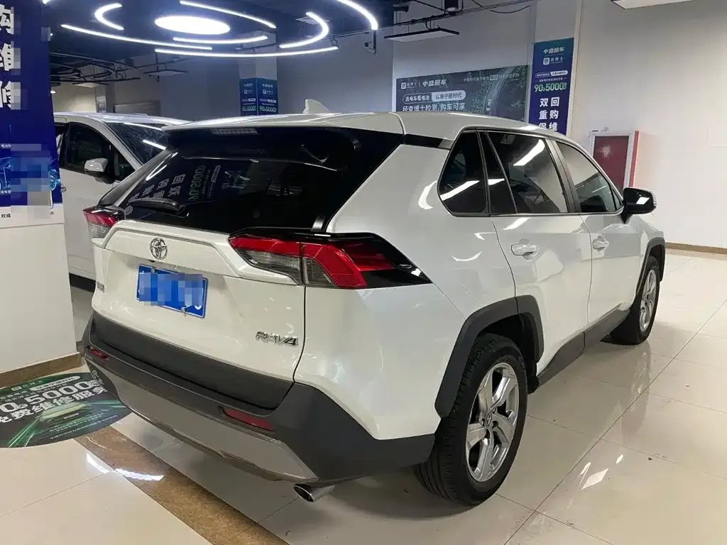 Toyota RAV4 — фото 8
