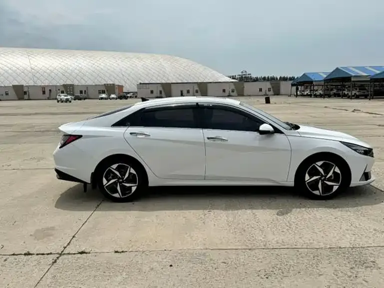 Hyundai Elantra — фото 4