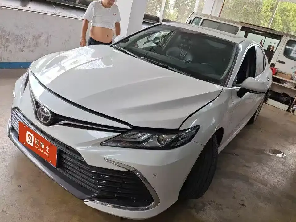 Toyota Camry — фото 1