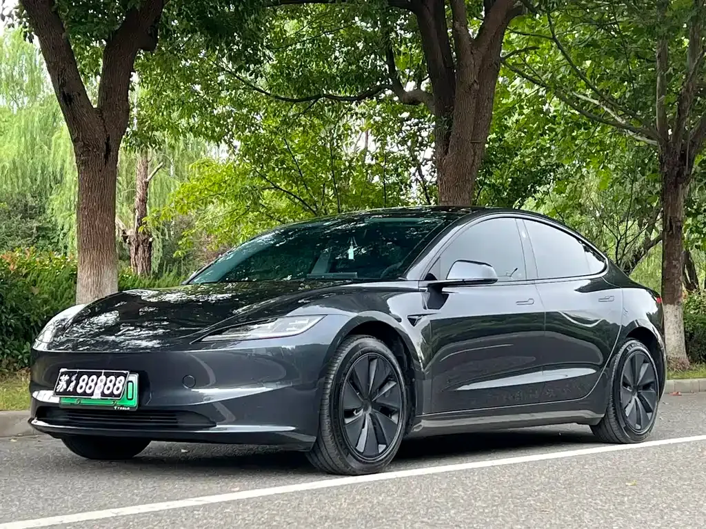 Tesla Model 3 — фото 1