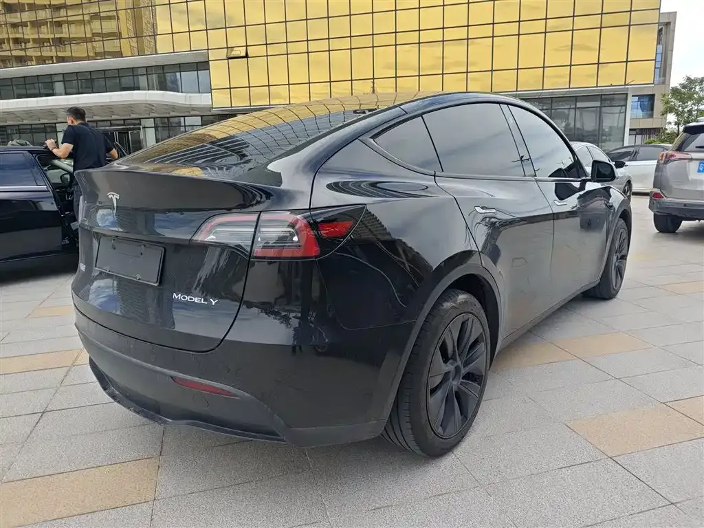 Tesla Model Y — фото 4