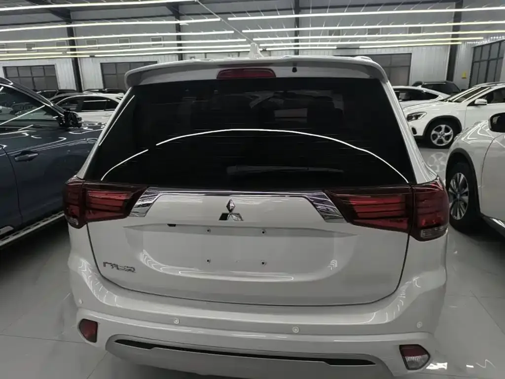 Mitsubishi Outlander — фото 9
