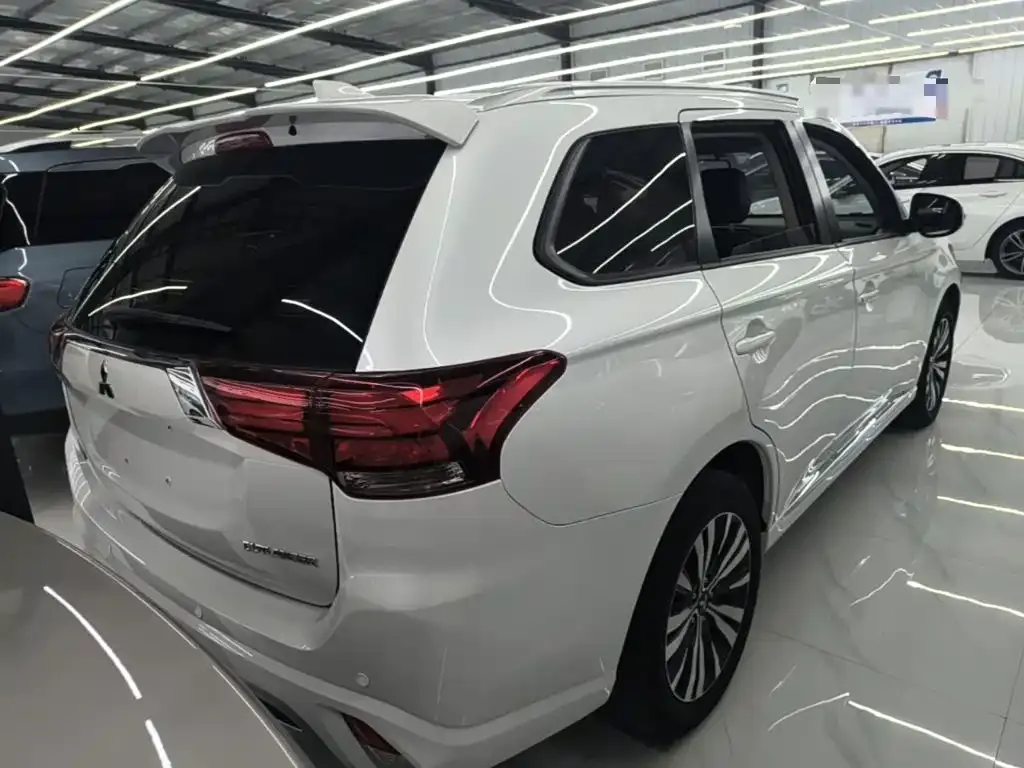 Mitsubishi Outlander — фото 4
