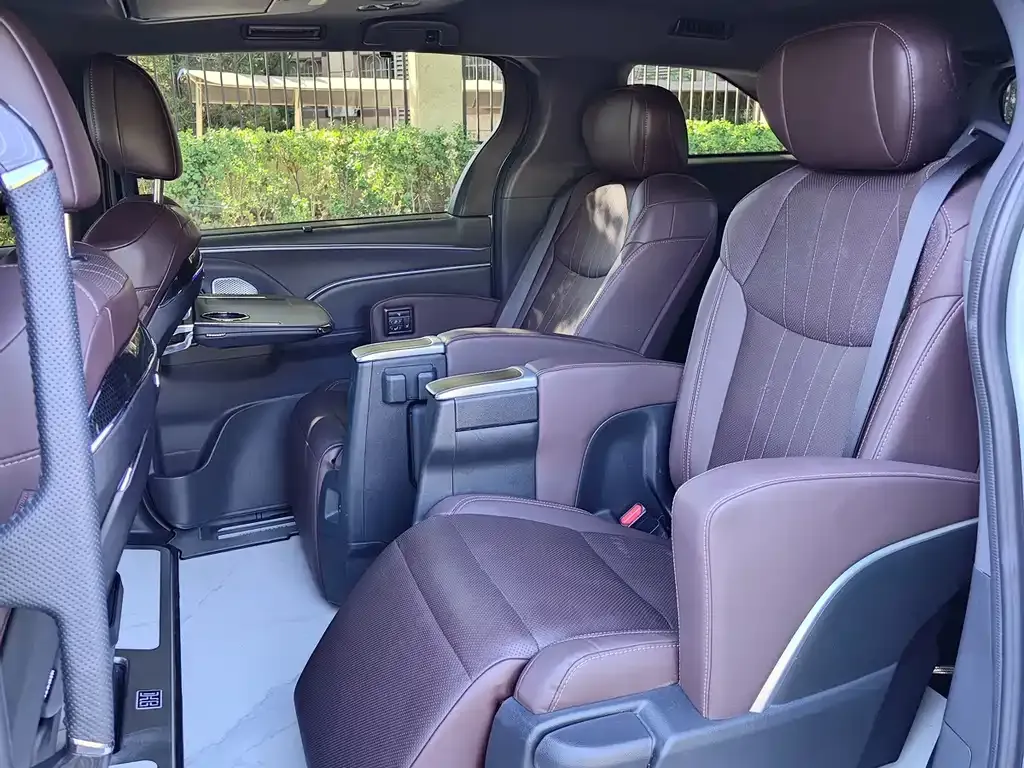 Toyota Granvia — фото 10