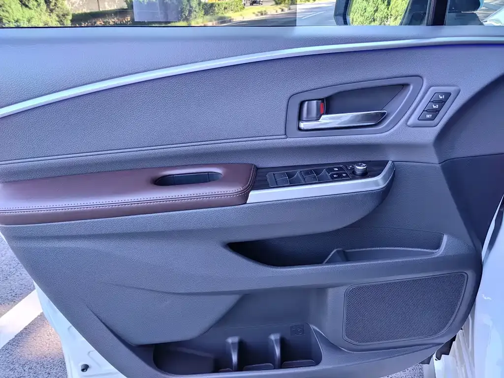 Toyota Granvia — фото 2