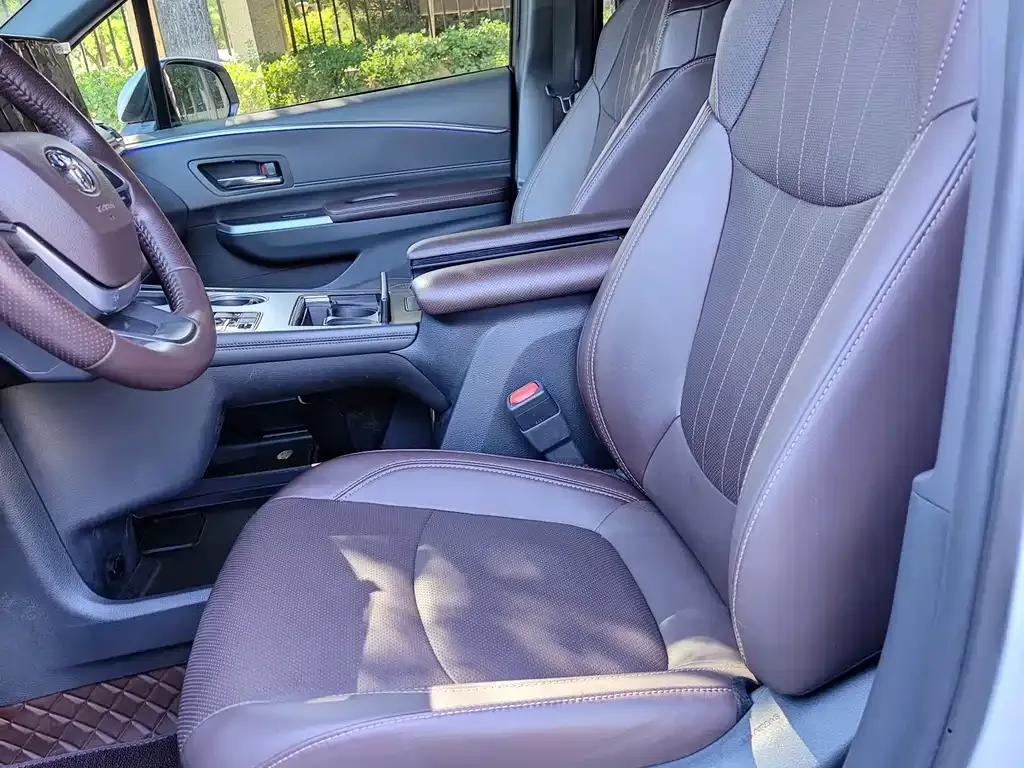 Toyota Granvia — фото 4