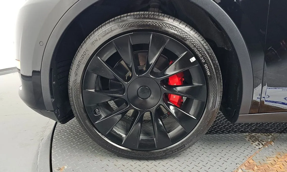 Tesla Model Y — фото 10