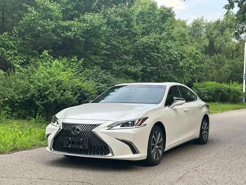 Lexus ES — фото 1