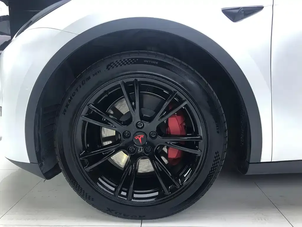 Tesla Model Y — фото 8