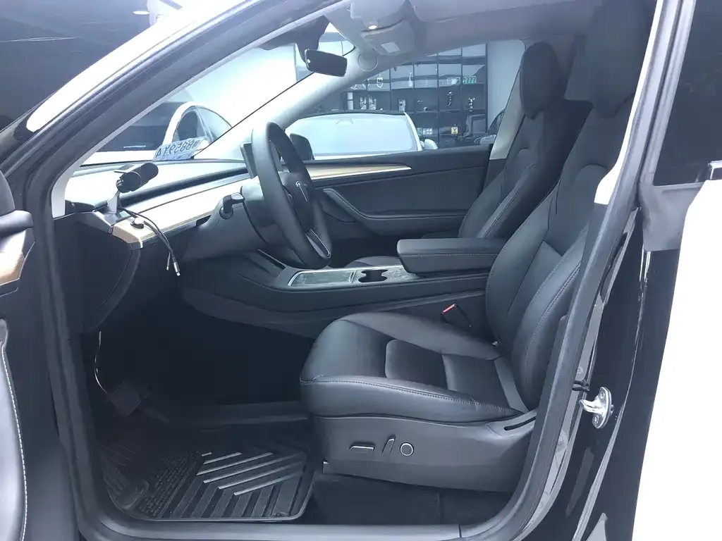 Tesla Model Y — фото 6