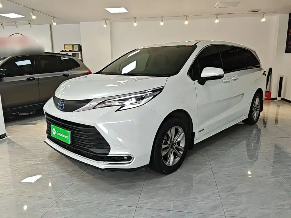 Toyota Sienna — фото 1