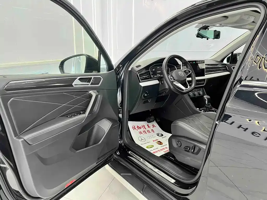 Volkswagen Tiguan L — фото 10