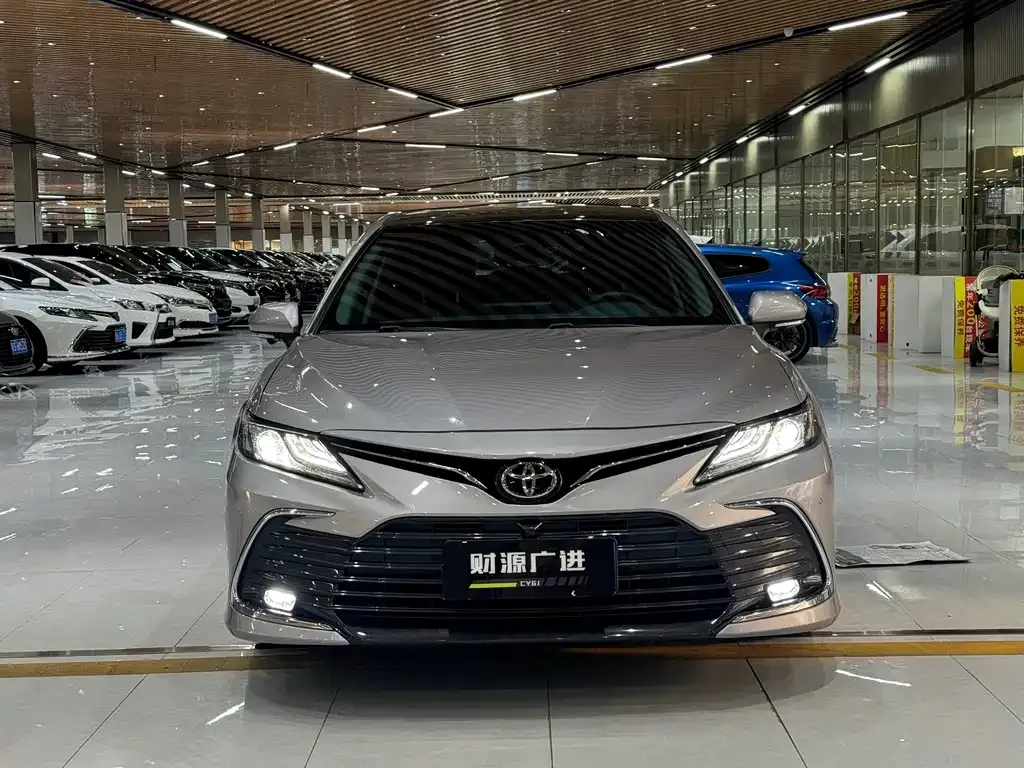 Toyota Camry — фото 2