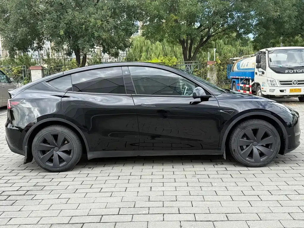 Tesla Model Y — фото 8