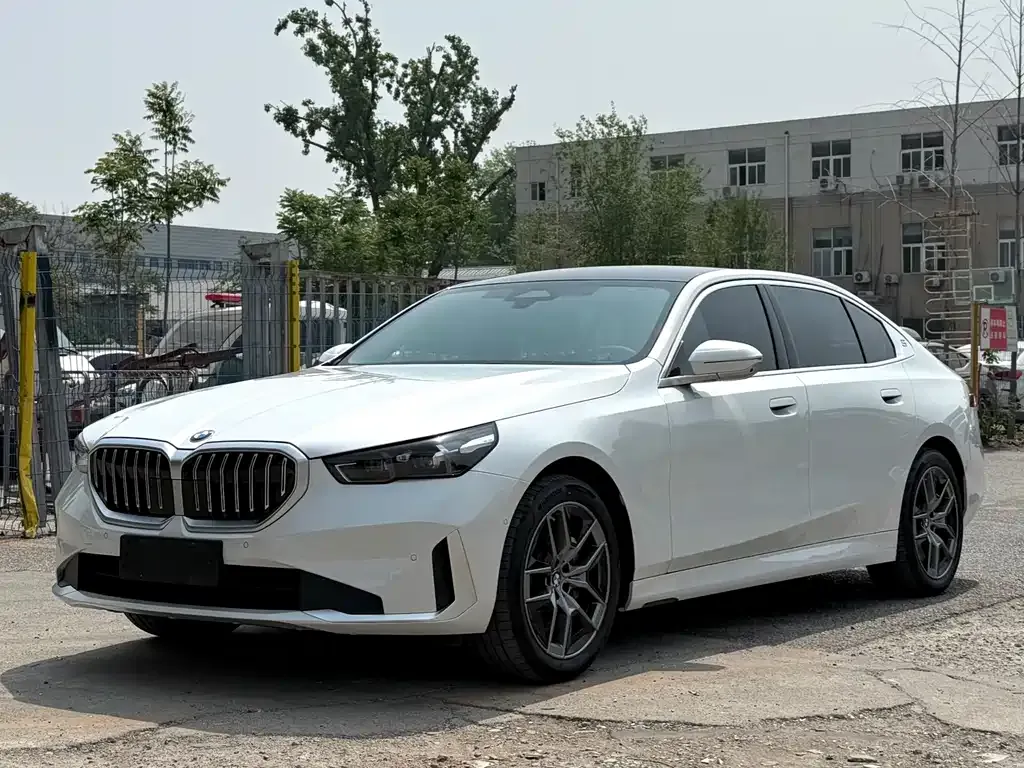 BMW 5 Series — фото 1