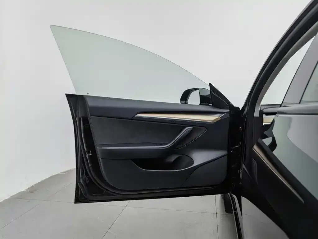 Tesla Model 3 — фото 4