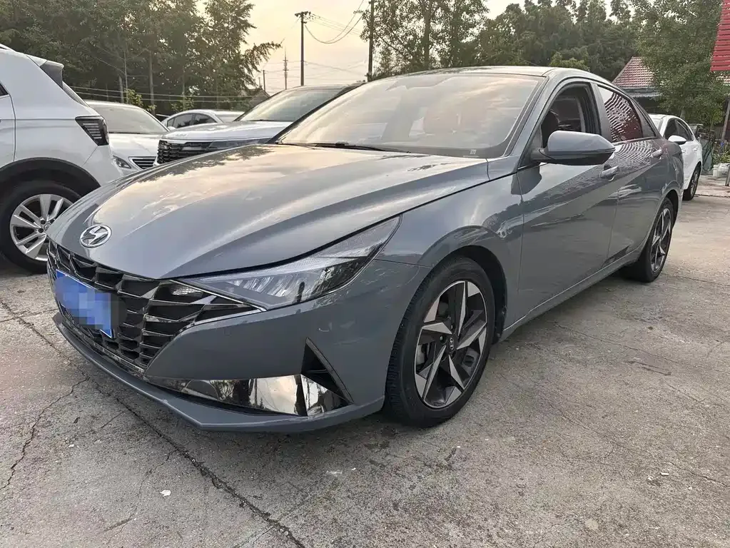 Hyundai Elantra — фото 1