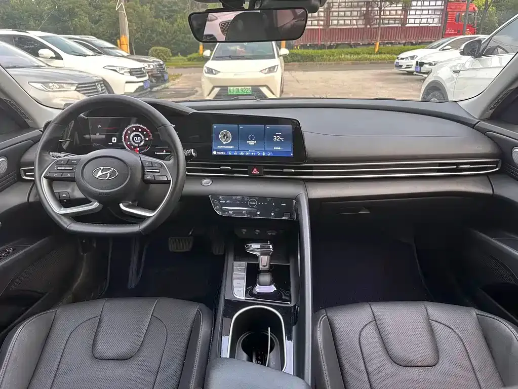 Hyundai Elantra — фото 2