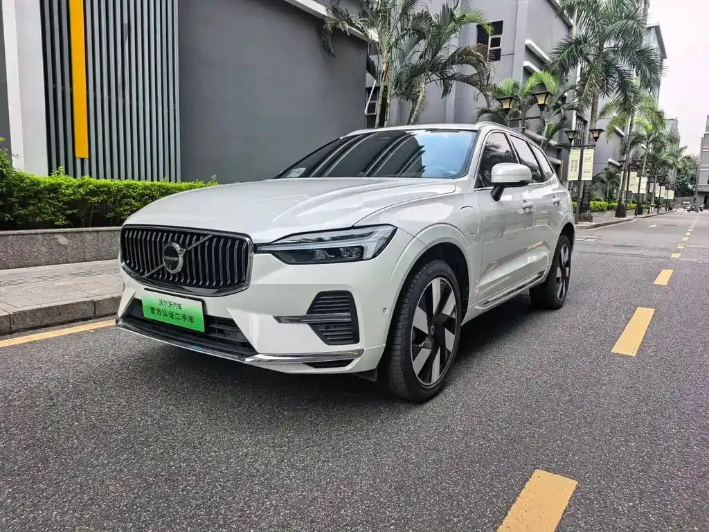 Volvo XC60 PHEV — фото 1