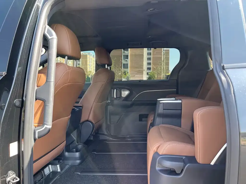 Toyota Sienna — фото 2