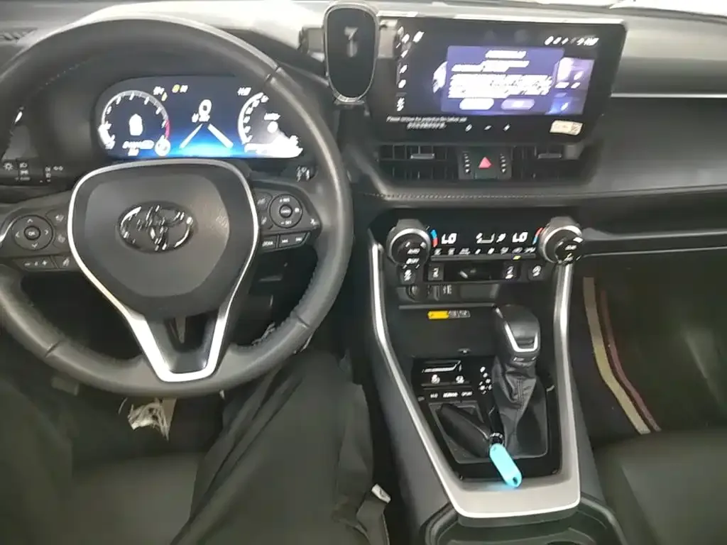 Toyota RAV4 — фото 7