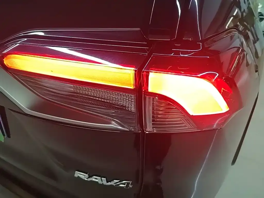 Toyota RAV4 — фото 9