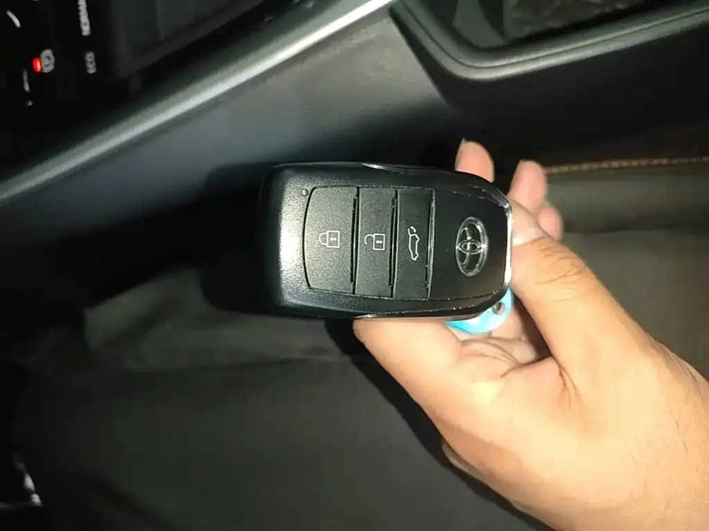 Toyota RAV4 — фото 2