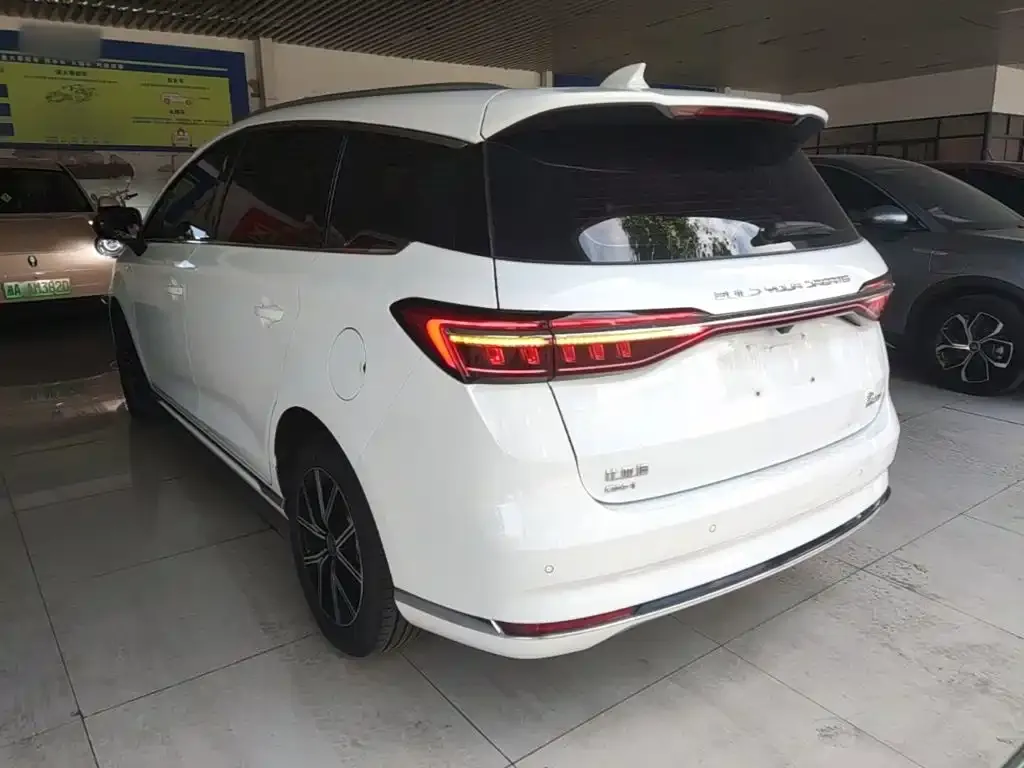 BYD MAX New Energy — фото 5