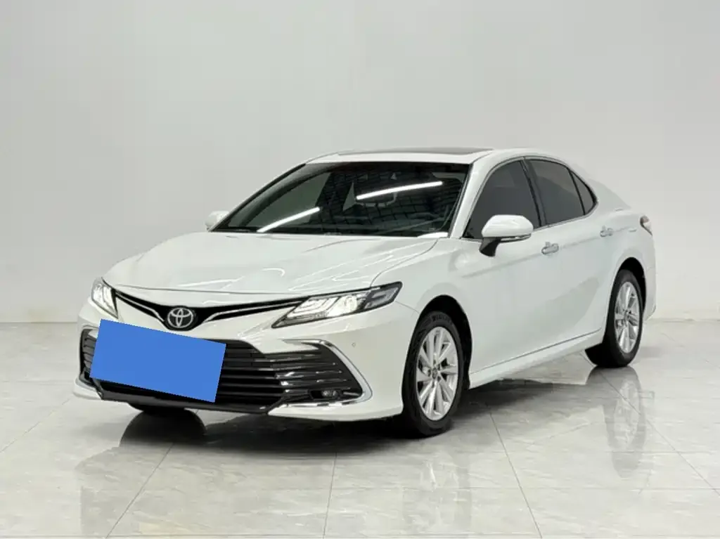 Toyota Camry — фото 1